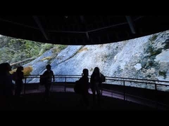 曲げられたスクリーン