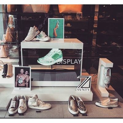 品質 ホログラム3Dの広告の表示ピラミッドのHolocubeのレーザー光線写真プロジェクター 工場